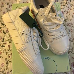 Off-white low vulcanized calf leat